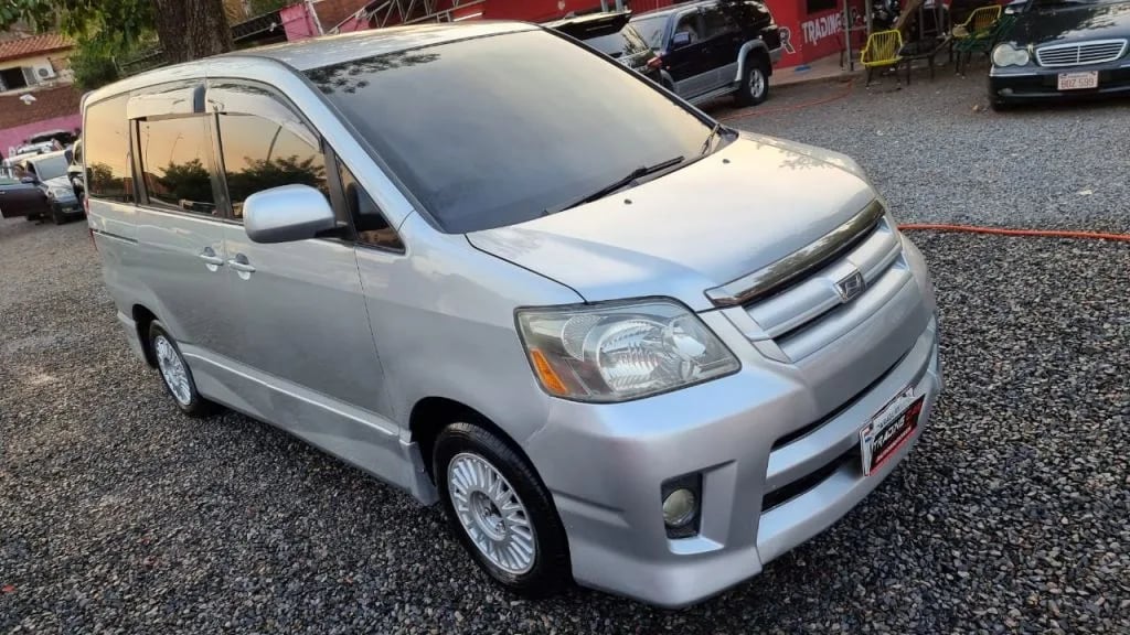Toyota Noah — foto 2