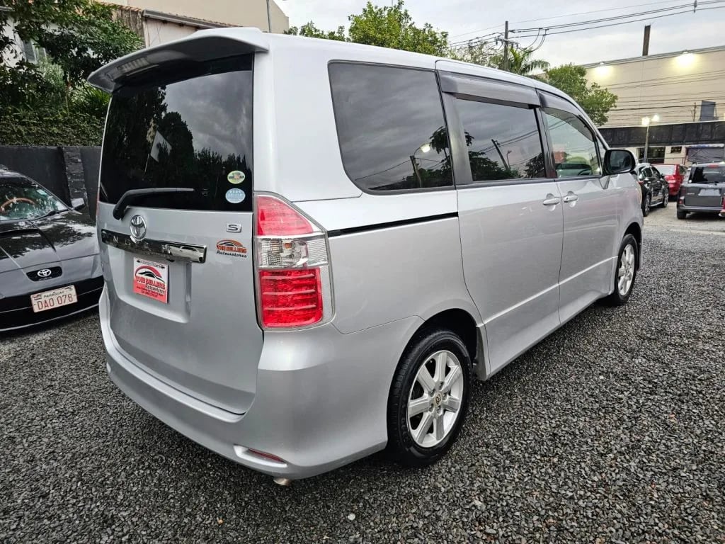 Toyota Noah — foto 2