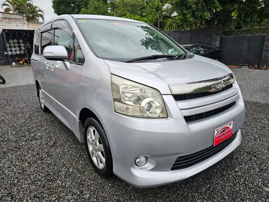 Toyota Noah — foto 3