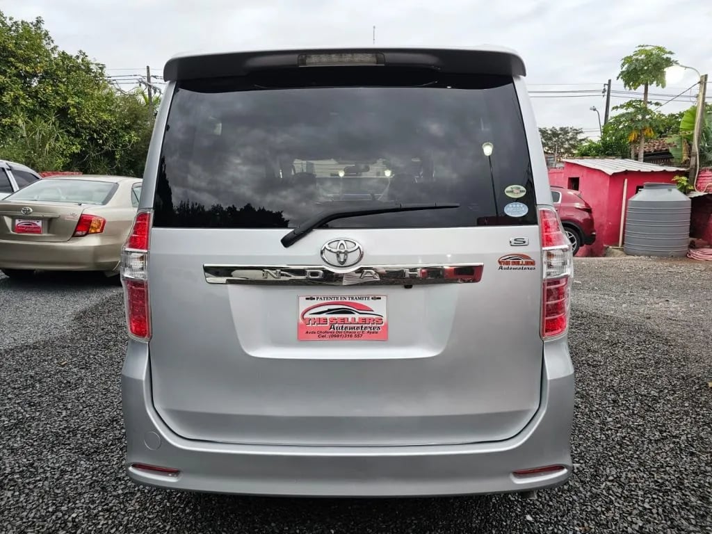 Toyota Noah — foto 6