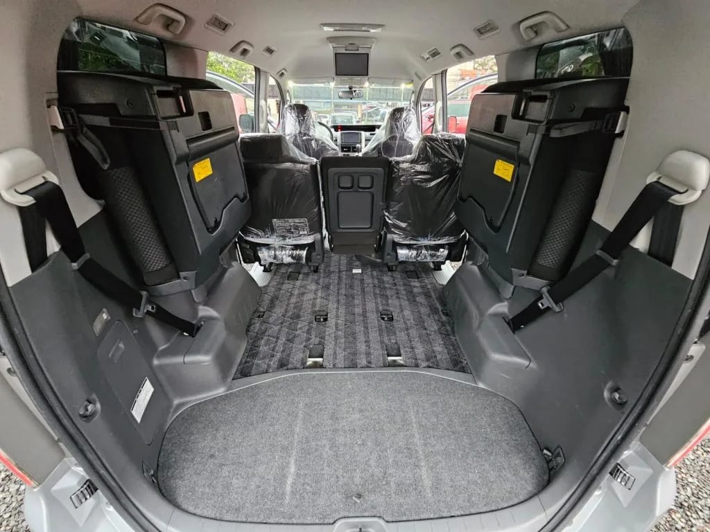 Toyota Noah — foto 7