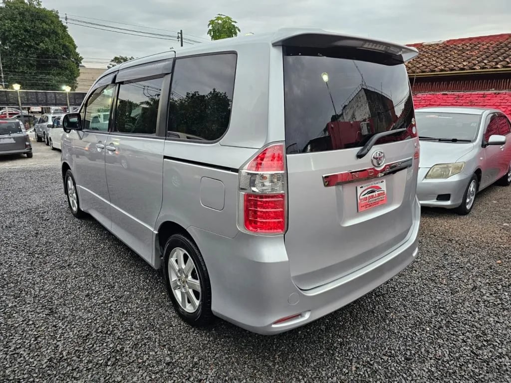 Toyota Noah — foto 8