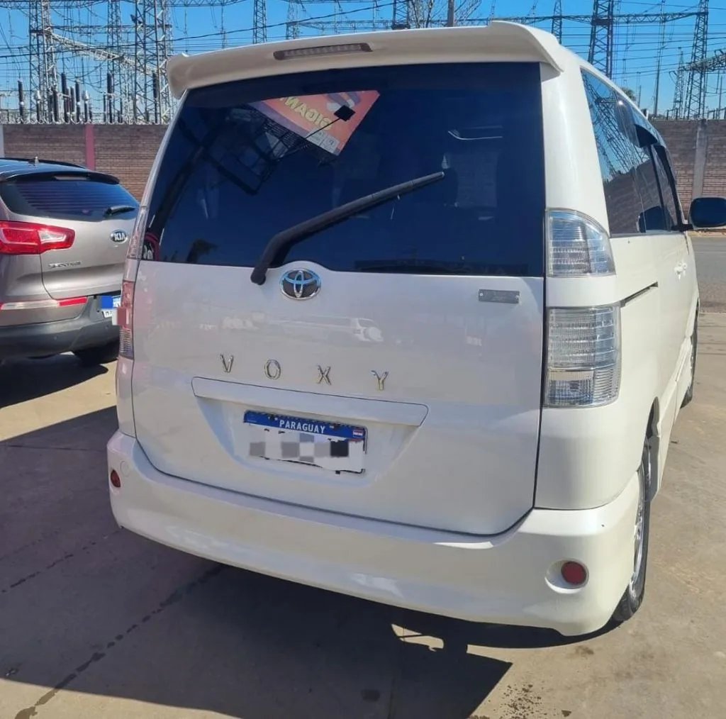 Toyota Voxy — foto 1