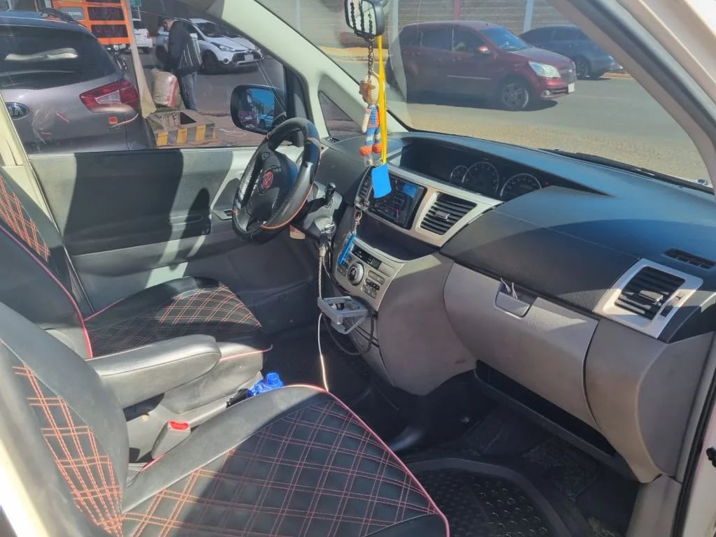 Toyota Voxy — foto 4
