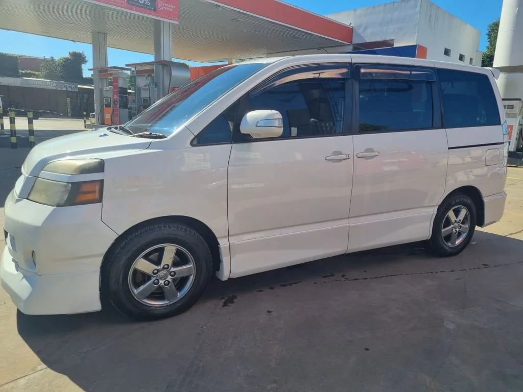 Toyota Voxy — foto 5