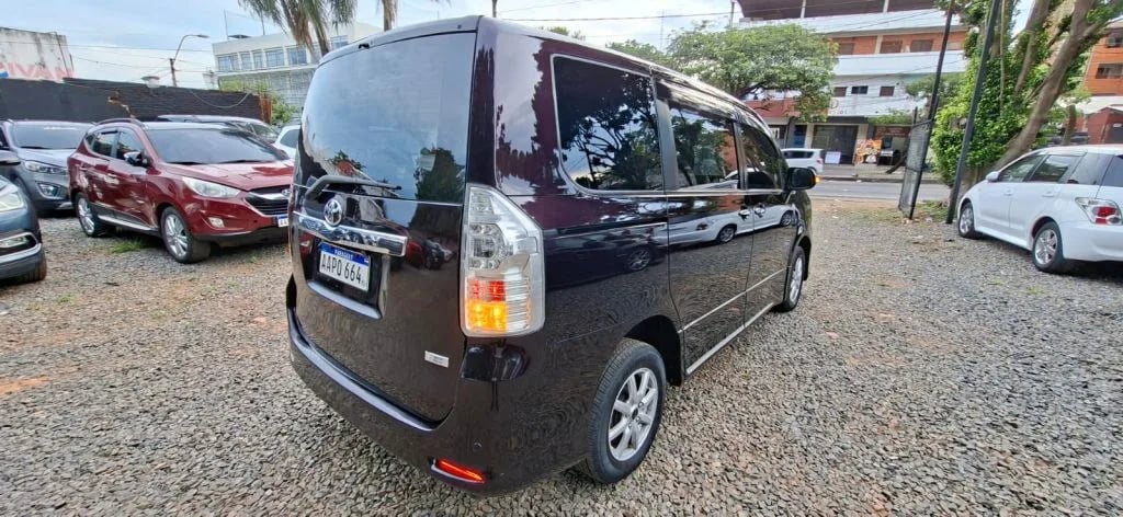 Toyota Voxy — foto 3
