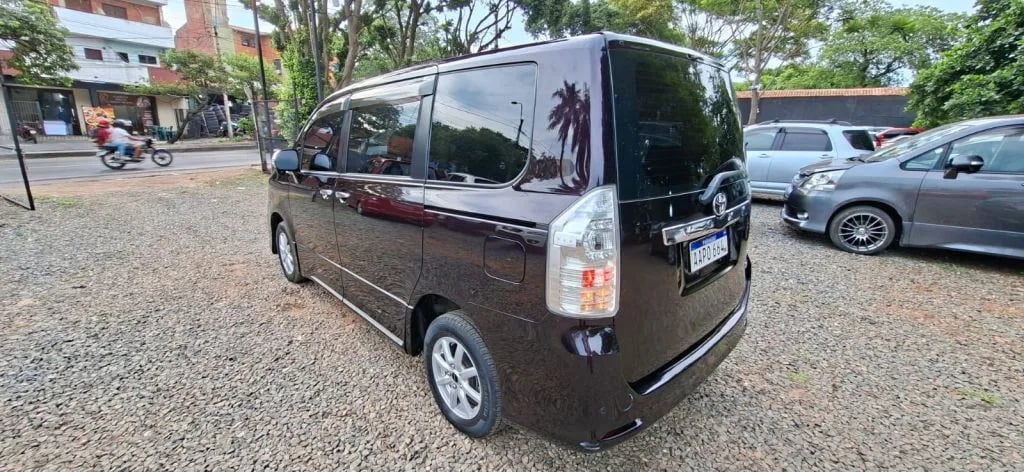 Toyota Voxy — foto 4
