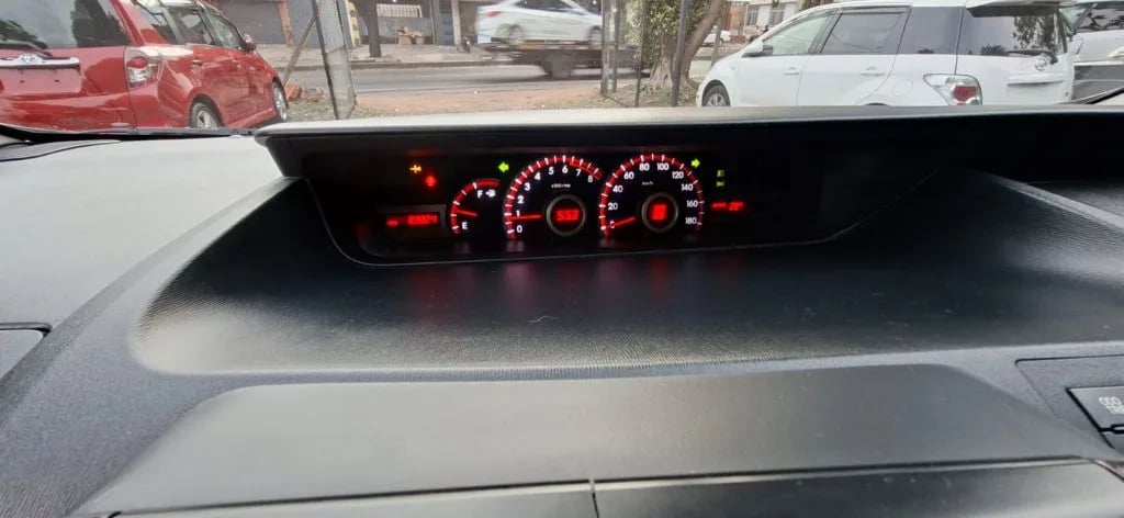 Toyota Voxy — foto 6