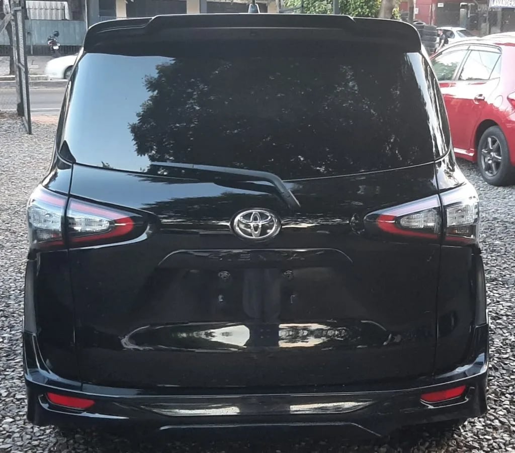 Toyota Sienta — foto 1