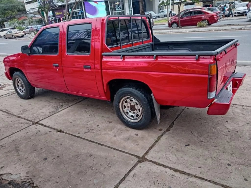 Nissan Pick-Up — foto 2