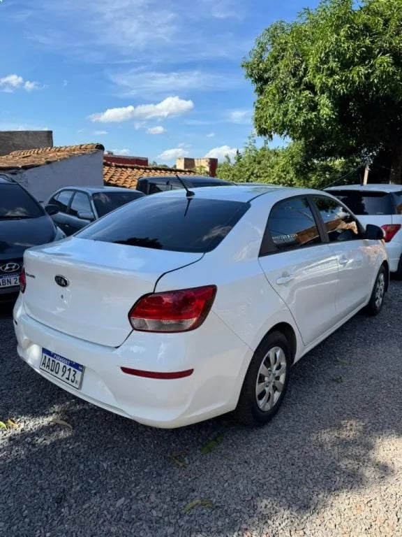Kia Soluto — foto 2