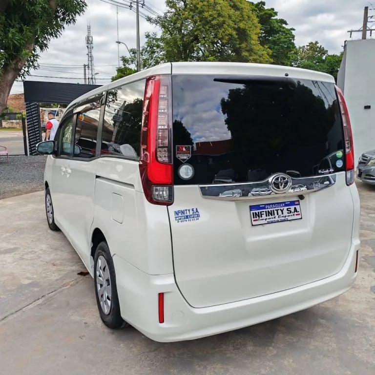 Toyota Noah — foto 4