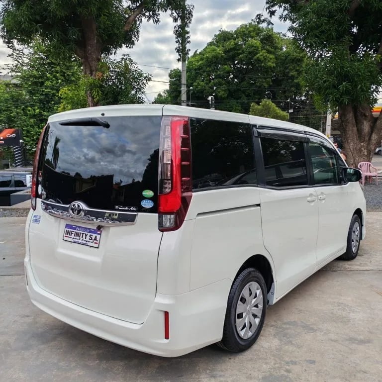 Toyota Noah — foto 5