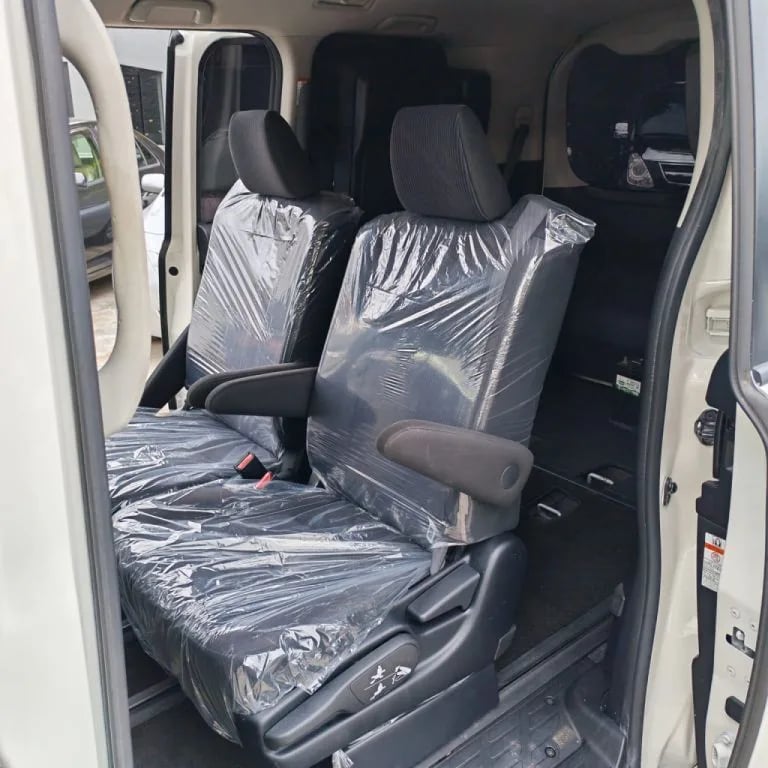 Toyota Noah — foto 8