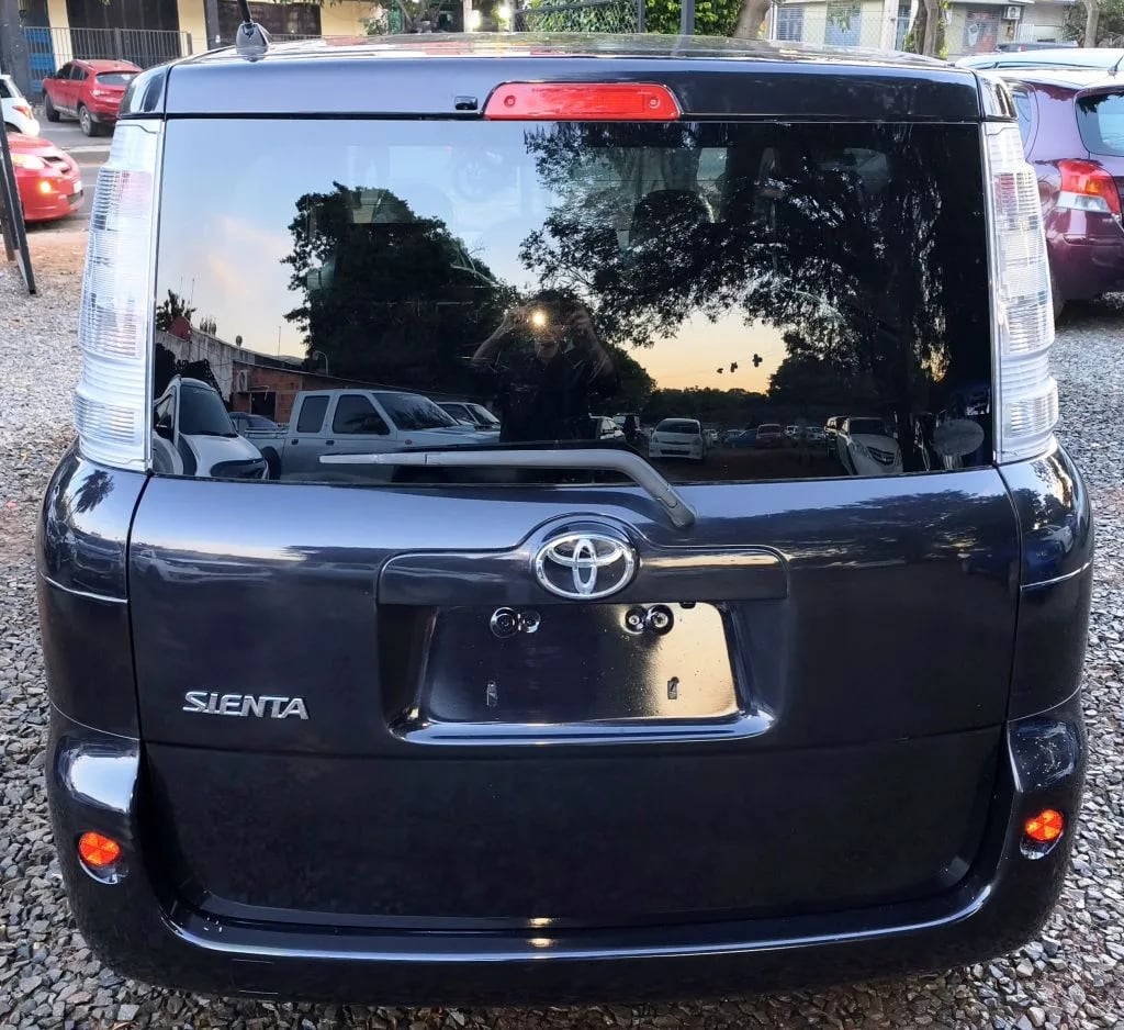 Toyota Sienta — foto 2