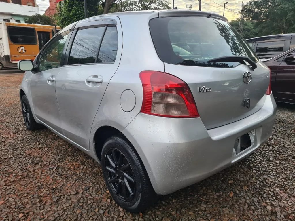 Toyota Vitz — foto 3