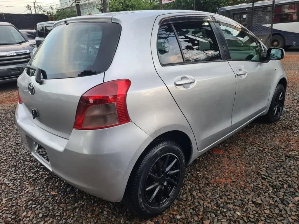 Toyota Vitz — foto 4