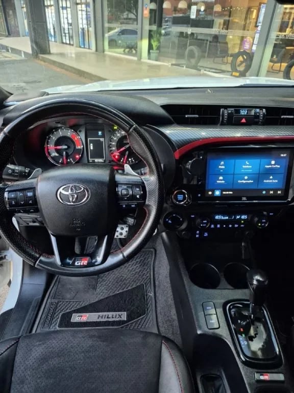 Toyota Hilux — foto 2