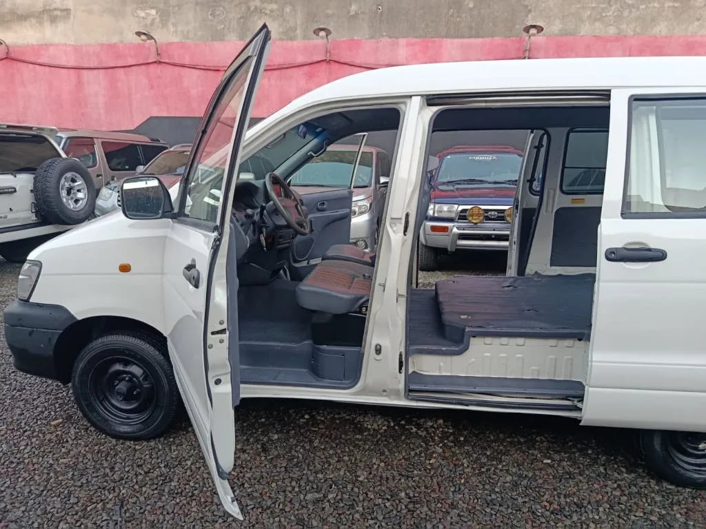 Toyota Noah — foto 4