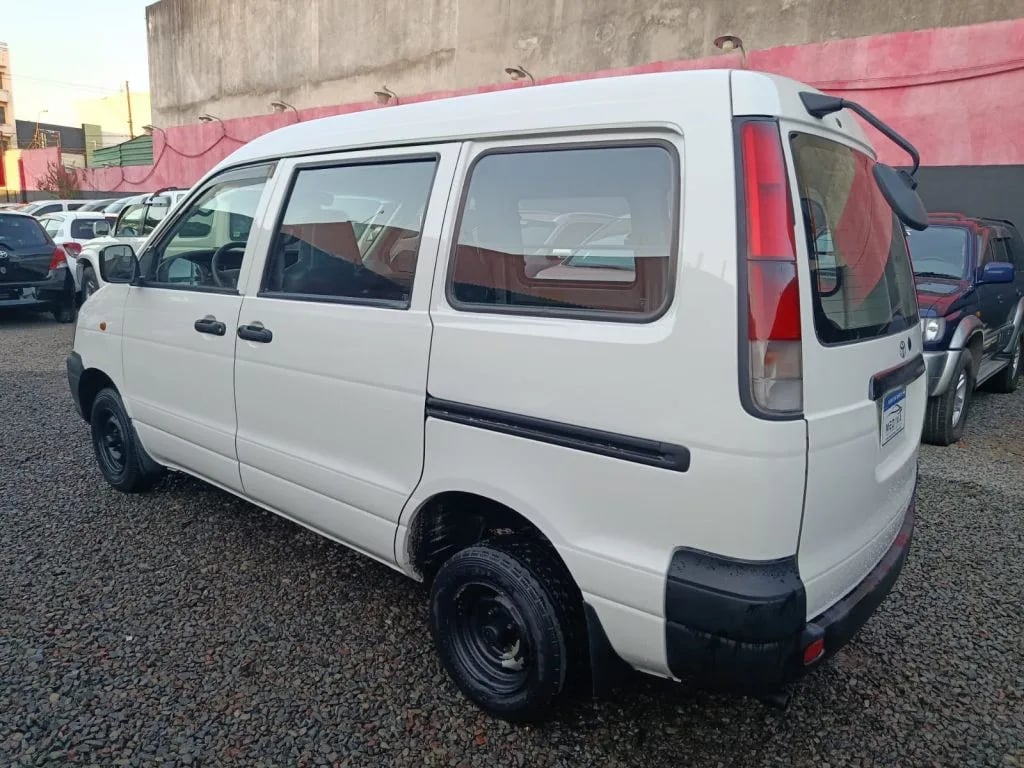 Toyota Noah — foto 9