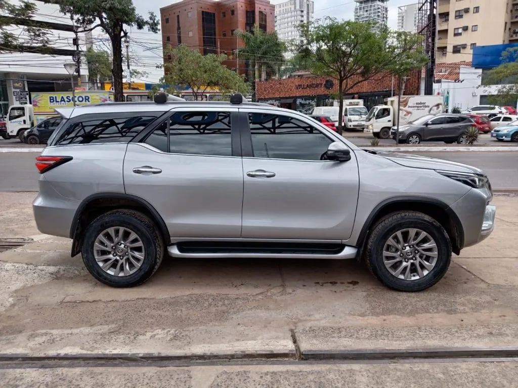 Toyota Fortuner — foto 2
