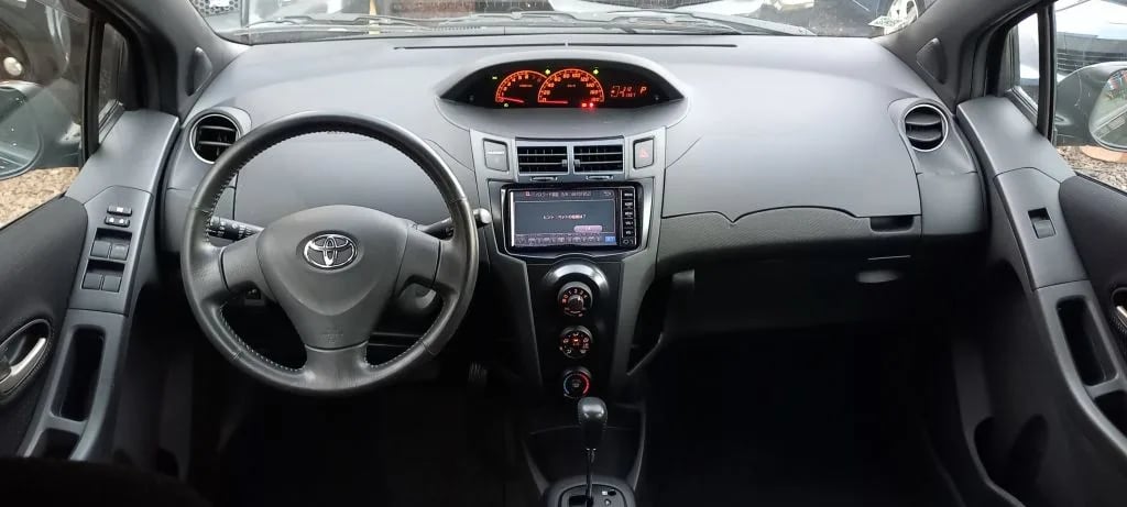 Toyota Vitz — foto 2