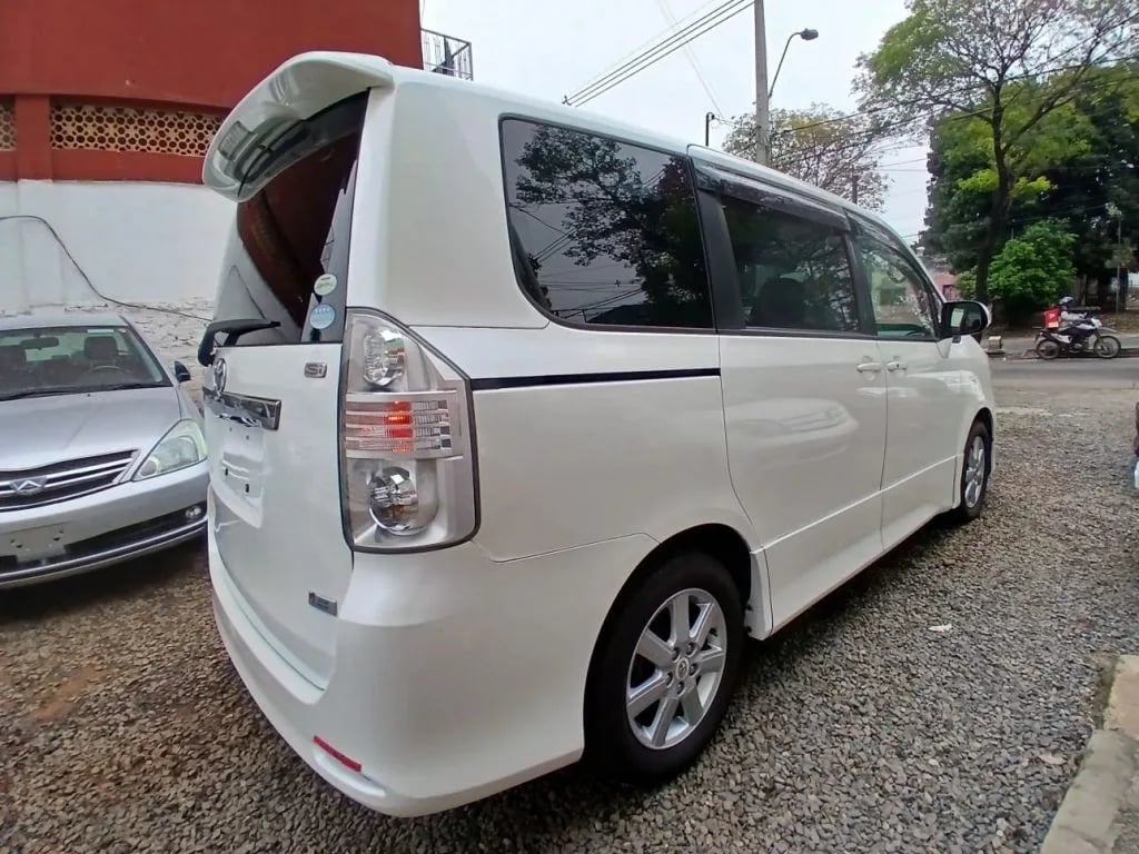 Toyota Noah — foto 2
