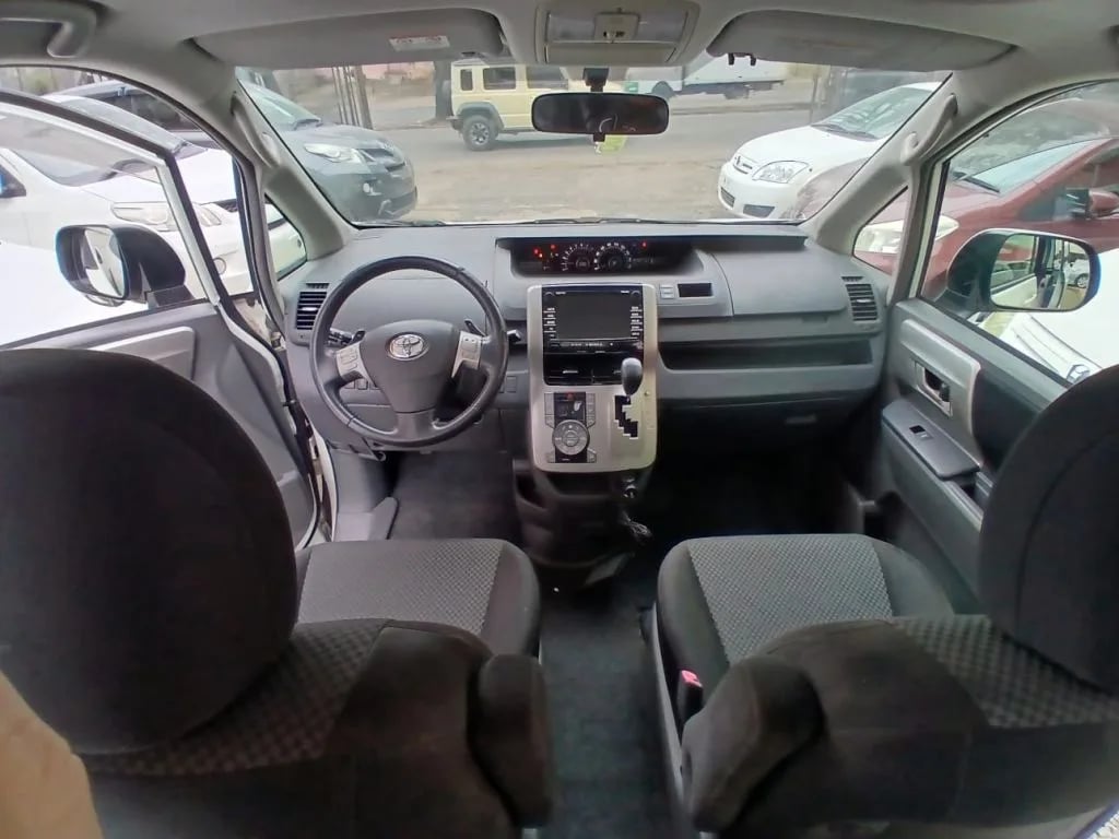 Toyota Noah — foto 3