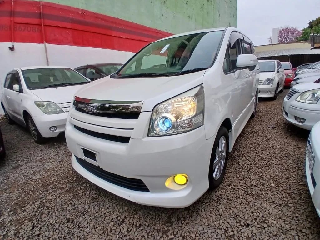 Toyota Noah — foto 4