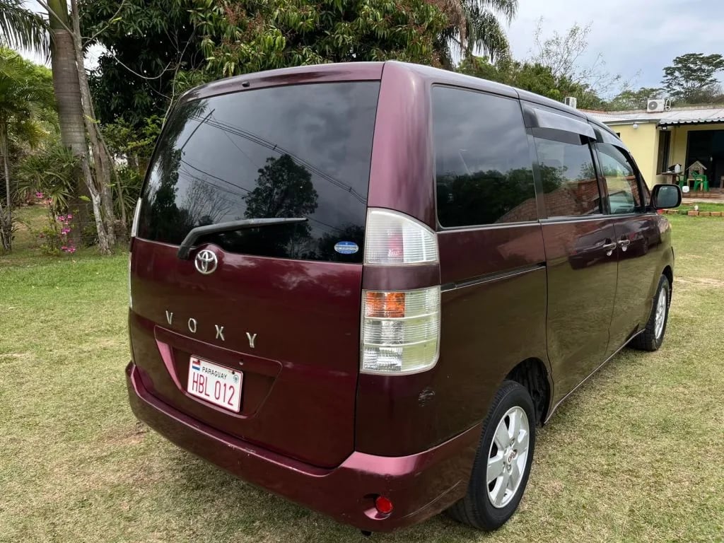 Toyota Voxy — foto 3