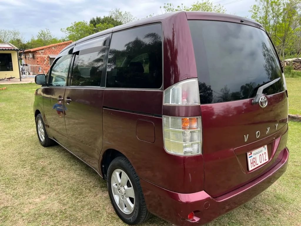 Toyota Voxy — foto 4