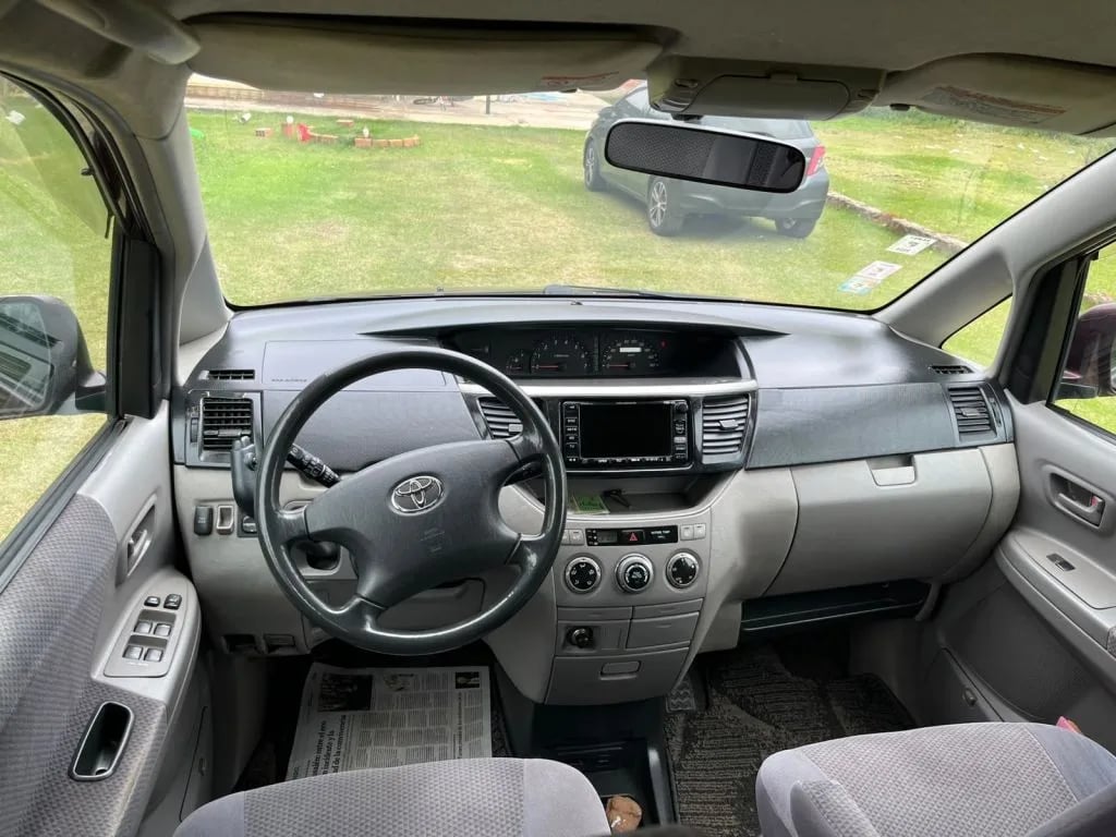Toyota Voxy — foto 5