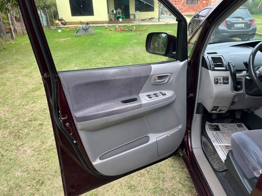 Toyota Voxy — foto 9