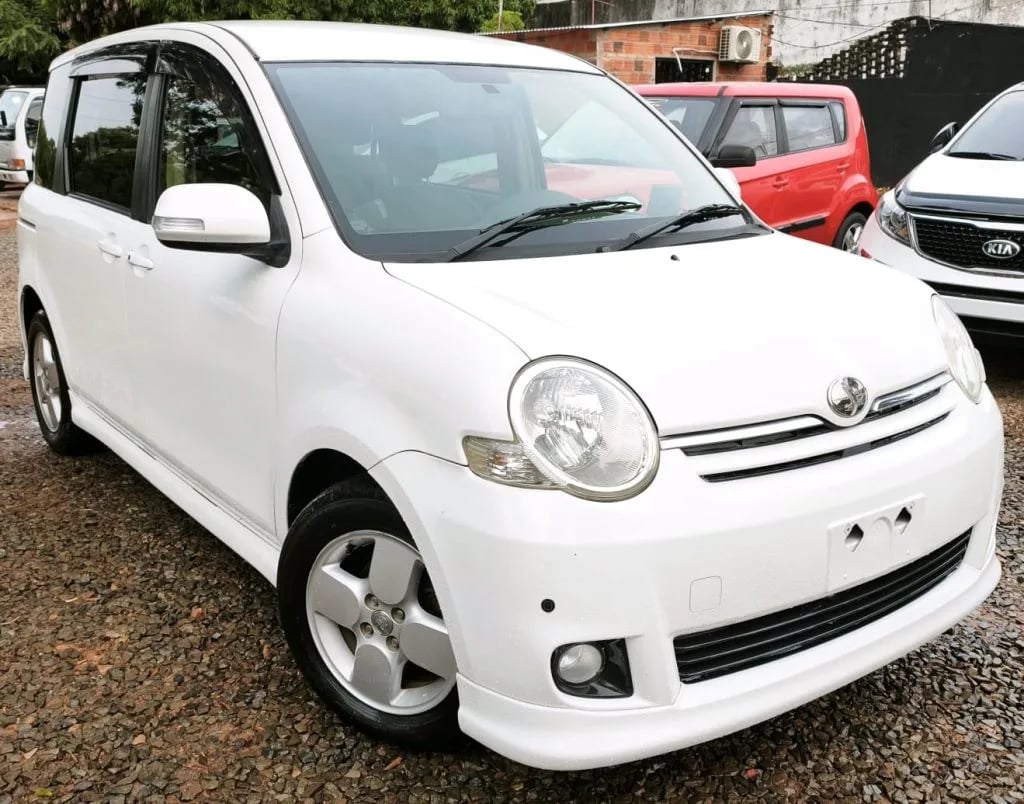 Toyota Sienta — foto 1