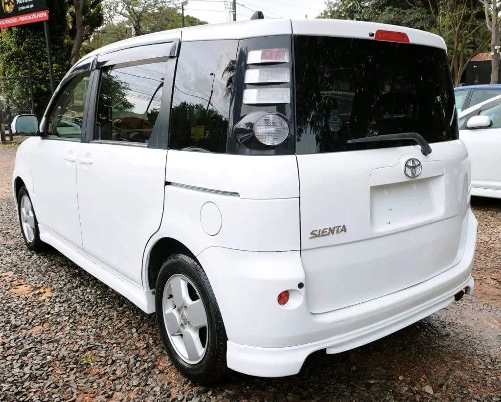 Toyota Sienta — foto 2