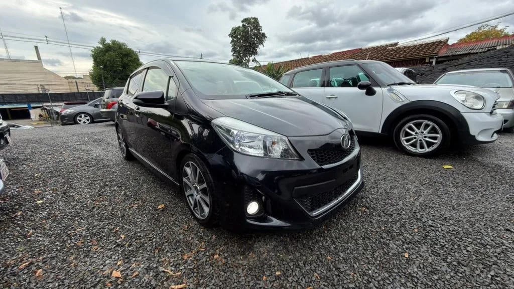 Toyota Vitz — foto 1