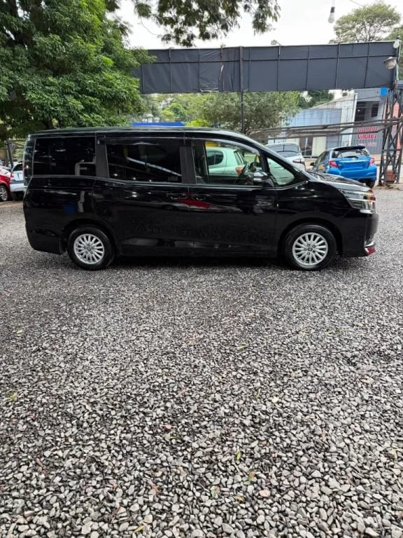 Toyota Voxy — foto 6