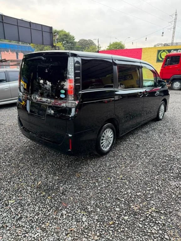 Toyota Voxy — foto 7