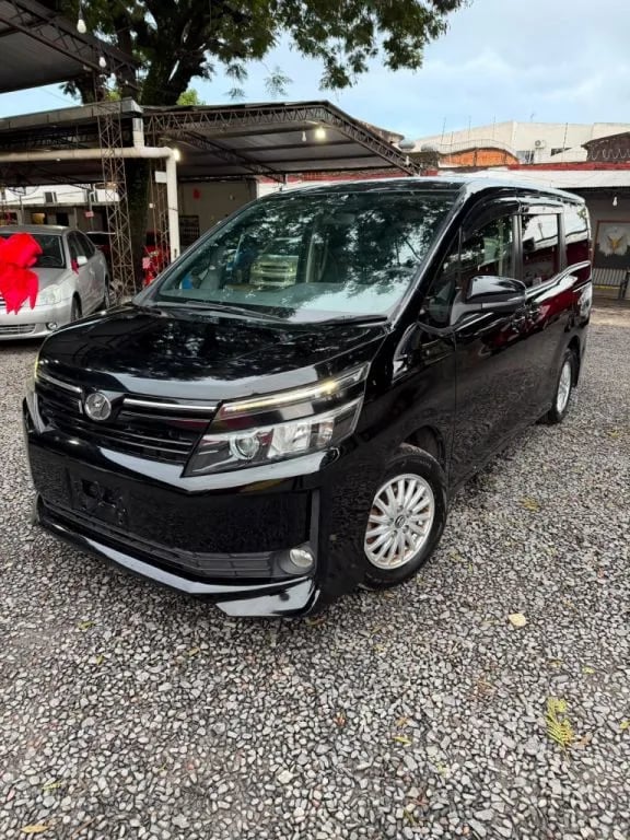 Toyota Voxy — foto 8