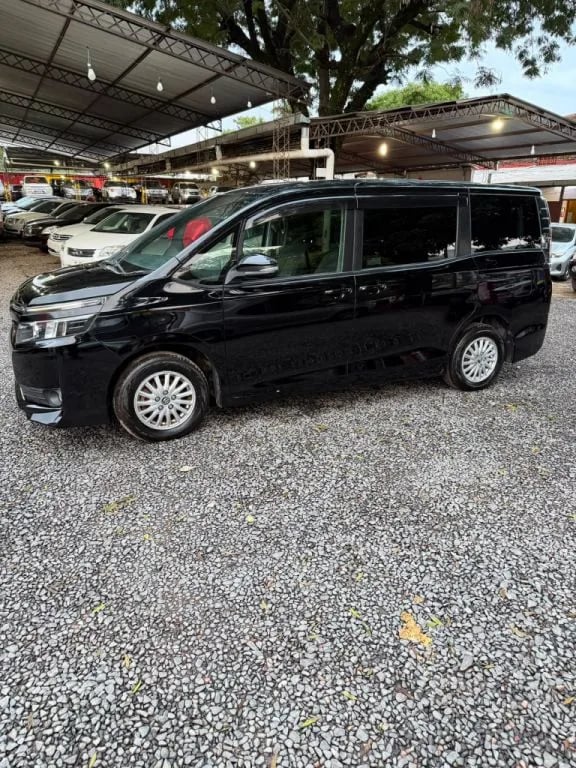 Toyota Voxy — foto 9