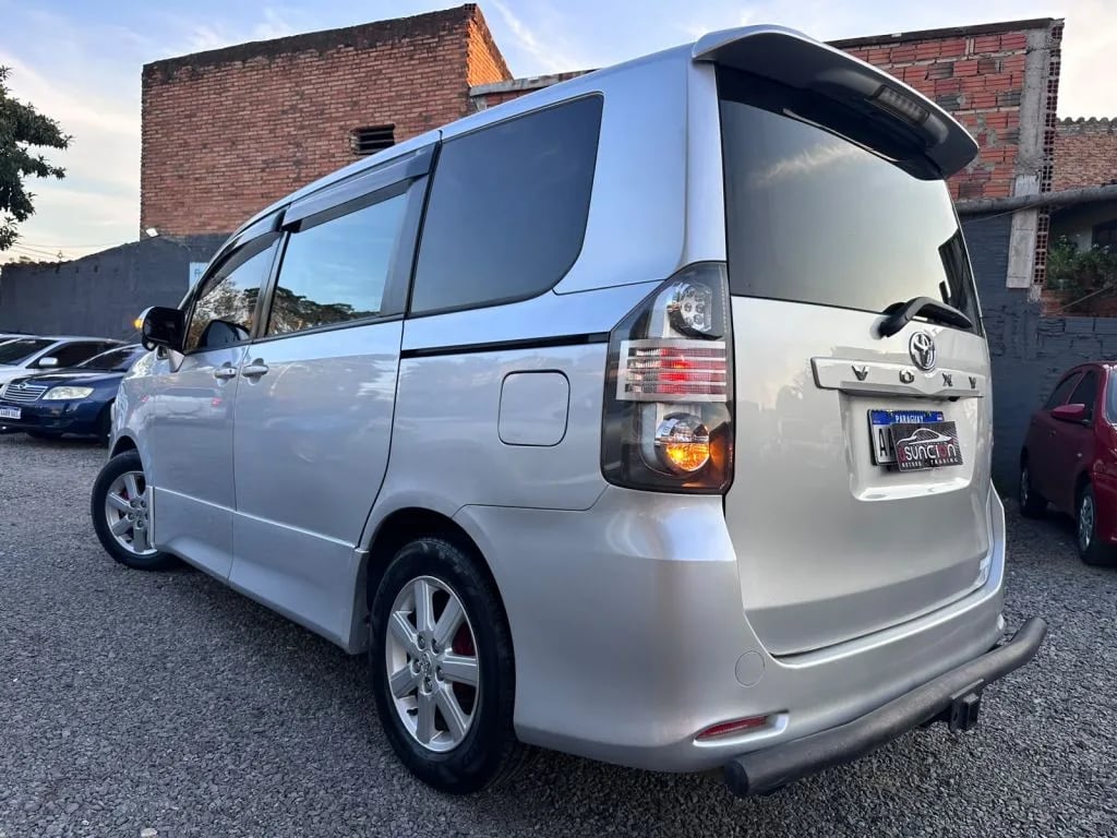 Toyota Voxy — foto 4