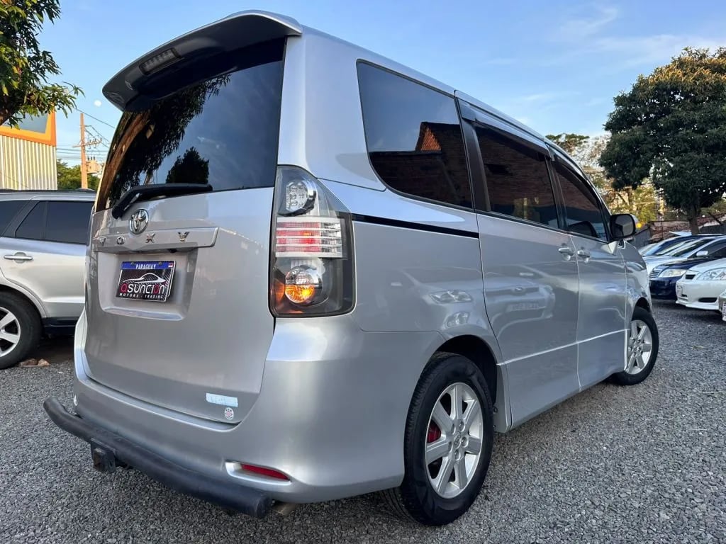 Toyota Voxy — foto 5