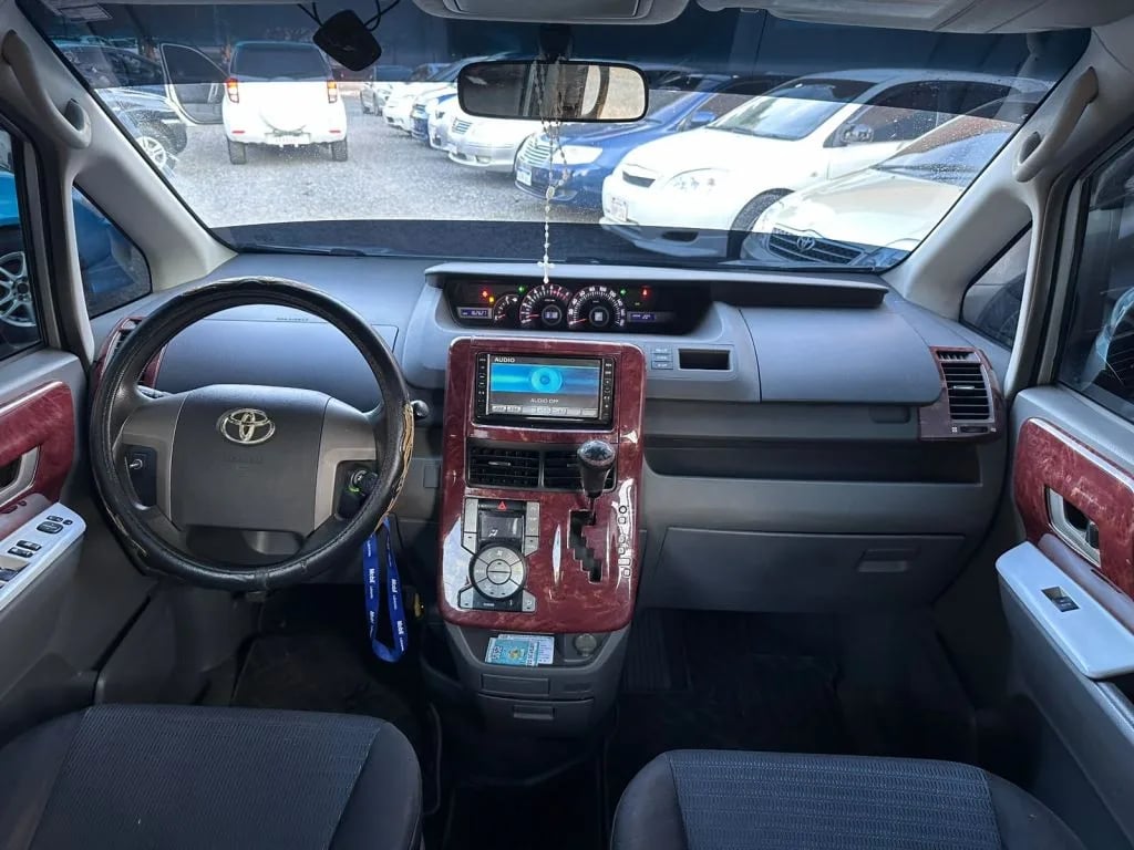 Toyota Voxy — foto 7