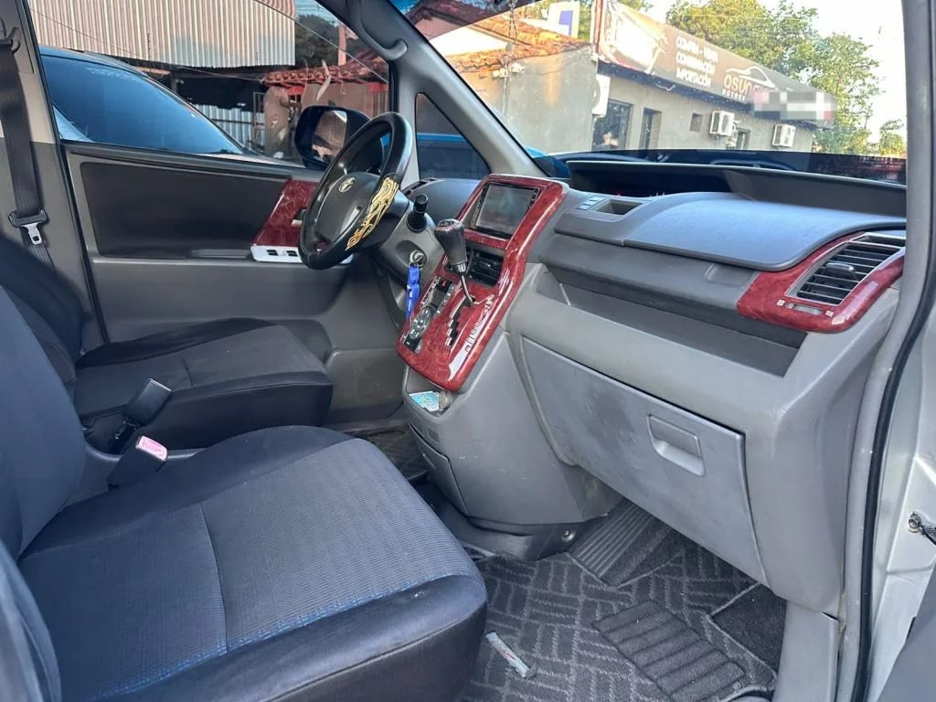 Toyota Voxy — foto 8