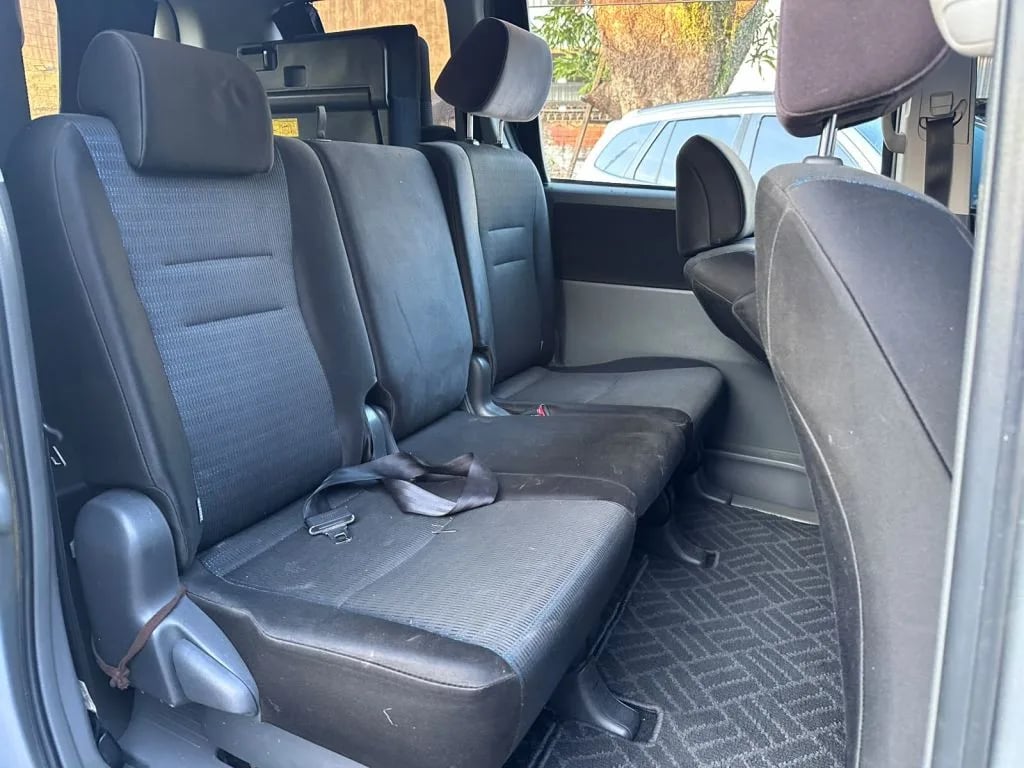 Toyota Voxy — foto 9
