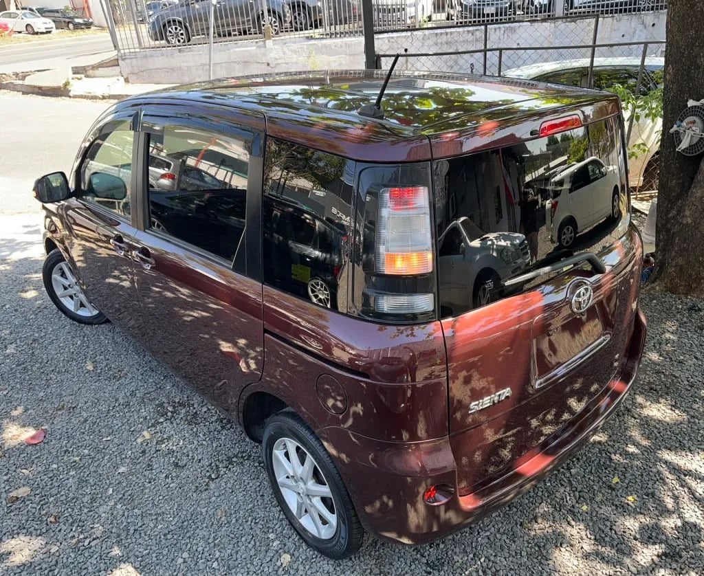 Toyota Sienta — foto 2