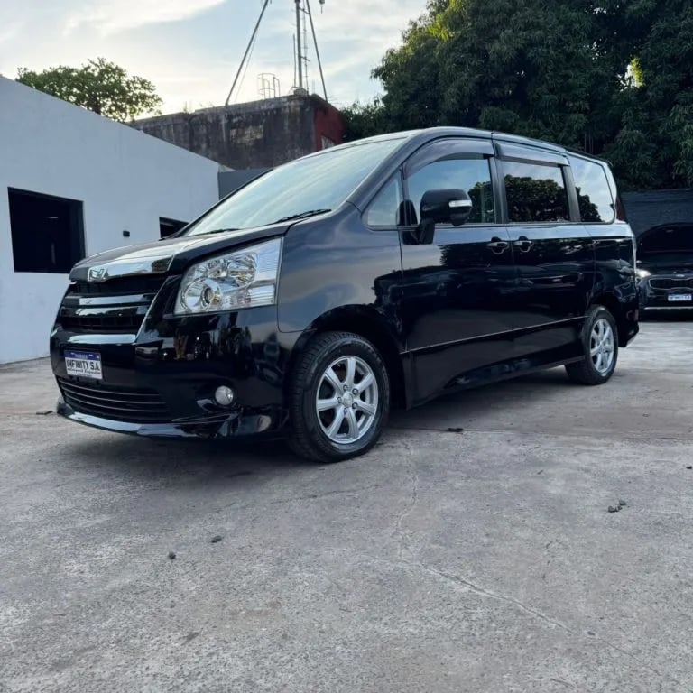 Toyota Noah — foto 3