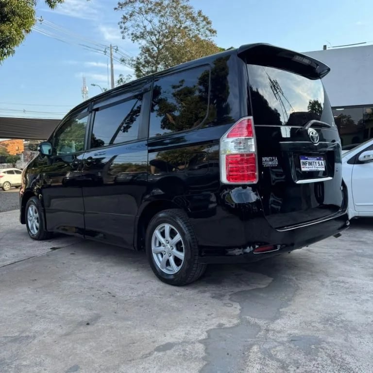 Toyota Noah — foto 4