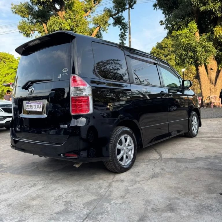 Toyota Noah — foto 5